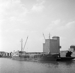 849435 Afbeelding van het vrachtschip Vechtborg in de Protonhaven bij houthandel Jongeneel op het industrieterrein Lage ...